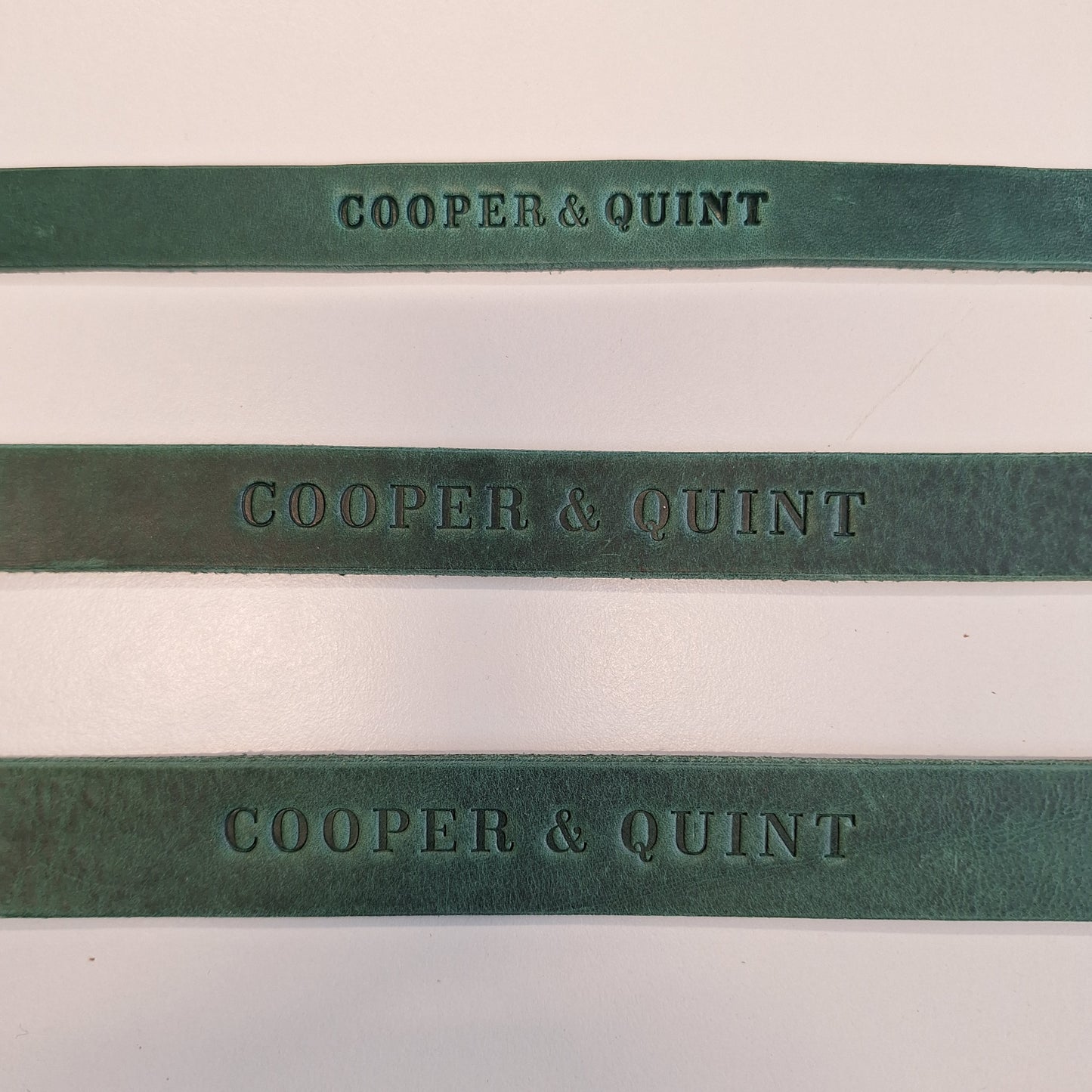 No Fuss Leren Halsband met naam en/of telefoonnummer | Groen - Cooper & Quint